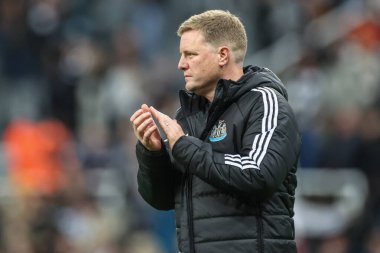 Newcastle United takımının teknik direktörü Eddie Howe, Carabao Kupası 'nda oynanan maçtan sonra taraftarları alkışlıyor. Son 16 maç Newcastle United' ın Chelsea 'ye karşı St. James' s Park, Newcastle, İngiltere, 30 Ekim 2024