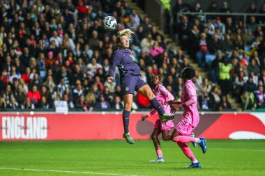 İngiltere 'den Lauren Hemp, Coventry Building Society Arena, Coventry, Birleşik Krallık' ta İngiltere Kadınlar ve Güney Afrikalı Kadınlar arasında oynanan Uluslararası Dostluk karşılaşmasında topa liderlik ediyor.