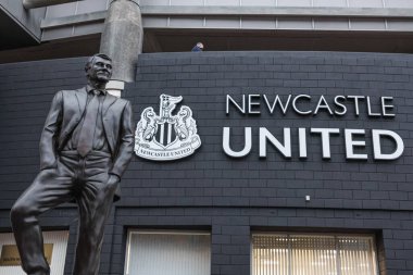 Sir Bobby Robson, Carabao Kupası 'nda St.James Parkı' nda son 16 maçta Newcastle United Chelsea 'ye karşı St. James' s Park, Newcastle, İngiltere, 30 Ekim 2024