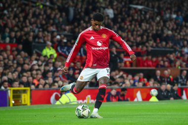 Manchester United takımından Marcus Rashford, 30 Ekim 2024 tarihinde Manchester United 'ın Old Trafford, Manchester' da oynadığı son 16 maç olan Carabao Kupası 'nda topu çaprazlıyor.