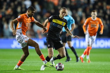 Blackpool takımından Ashley Fletcher, Wigan Athletic takımından Thelo Aasgaard 'ı 28 Ekim 2024' te Bloomfield Road, Blackpool 'da Blackpool vs Wigan Athletic maçında yendi.