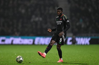 Arsenal 'den Thomas Partey topu Carabao Kupası' nda atıyor. Son 16 maç Preston North End ile Deepdale, Preston, Birleşik Krallık 'ta, 30 Ekim 2024' te oynanan Arsenal maçında.