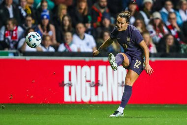 İngiltere 'den Lucy Bronze, Coventry Building Society Arena, Coventry, Birleşik Krallık, 29 Ekim 2024' te oynanan Uluslararası Bayanlar-Güney Afrikalı Kadınlar karşılaşmasında topa çapraz vuruyor.