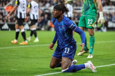 Chelsea takımından Noni Madueke, 30 Ekim 2024 'te St. James' s Park, Newcastle, İngiltere 'de oynanan Carabao Kupası son 16 maçında ceza almadan yere serildi.