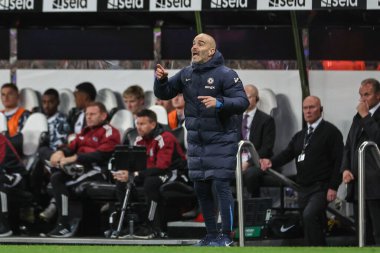 Chelsea 'nin Enzo Maresca teknik direktörü Carabao Kupası' nda takım talimatlarını veriyor. Son 16 maç, Newcastle United 'ın Chelsea' ye karşı St. James 's Park, Newcastle, İngiltere, 30 Ekim 2024