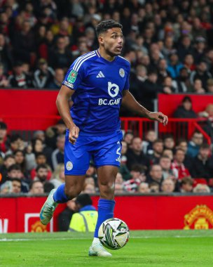 Leicester City 'den James Justin, 30 Ekim 2024' te Old Trafford, Manchester, İngiltere 'de oynanan son 16 maç olan Manchester United ve Leicester City maçında topa vuruyor.