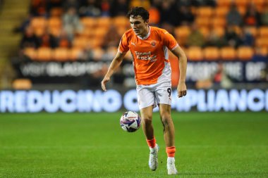 Blackpool 'dan Kyle Joseph topu 28 Ekim 2024' te Bloomfield Road, Blackpool 'da Blackpool - Wigan Athletic maçında kontrol ediyor.
