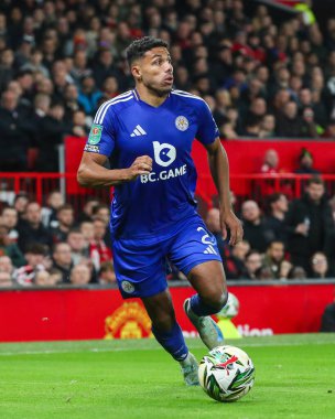 Leicester City 'den James Justin, 30 Ekim 2024' te Old Trafford, Manchester, İngiltere 'de oynanan son 16 maç olan Manchester United ve Leicester City maçında topa vuruyor.