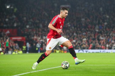 Manchester United takımından Diogo Dalot, 30 Ekim 2024 'te Old Trafford, Manchester' da oynanan son 16 maç olan Manchester United ve Leicester City maçında topa vuruyor.