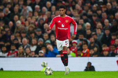 Manchester United takımından Marcus Rashford, 30 Ekim 2024 'te Old Trafford, Manchester' da oynanan son 16 maç olan Manchester United ve Leicester City maçında topa vuruyor.