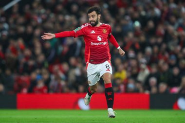 Manchester United takımından Bruno Fernandes, 30 Ekim 2024 'te Old Trafford, Manchester' da oynanan son 16 maç olan Manchester United - Leicester City maçında takım talimatlarını veriyor.