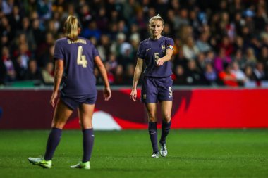 İngiltere 'den Leah Williamson, Coventry Building Society Arena, Coventry, Birleşik Krallık, 29 Ekim 2024' te oynanan Uluslararası Bayanlar-Güney Afrikalı Kadınlar karşılaşmasında takıma talimat verdi.