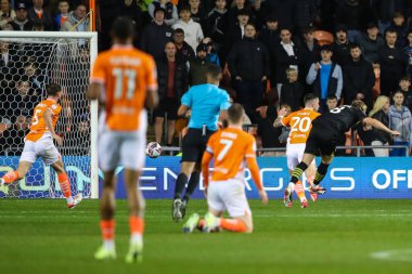 Wigan Atletizm takımından Matt Smith, 28 Ekim 2024 'te Bloomfield Road, Blackpool, İngiltere' de oynanan Blackpool-Wigan Atletizm maçında 0-2 'lik skorla gol attı.