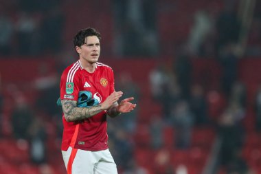 Manchester United takımından Victor Lindelf, 30 Ekim 2024 tarihinde Manchester United ile Leicester City maçının son 16 maçında Carabao Kupası 'nın taraftarlarını alkışlıyor.