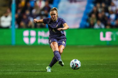 İngiltere 'den Georgia Stanway, Coventry Building Society Arena, Coventry, Birleşik Krallık' ta İngiltere Kadınlar ve Güney Afrikalı Kadınlar arasında oynanan Uluslararası Dostluk karşılaşmasında pas veriyor.