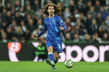 Chelsea 'li Marc Cucurella, Carabao Kupası' nda topu atıyor. Son 16 maç, Newcastle United 'ın Chelsea' ye karşı St. James 's Park, Newcastle, İngiltere, 30 Ekim 2024' te oynadığı maçta.