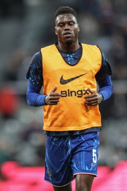Chelsea 'den Benot Badiashile, Carabao Kupası' ndaki ısınma turunda son 16 maç Newcastle United Chelsea 'ye karşı St. James' s Park, Newcastle, İngiltere, 30 Ekim 2024