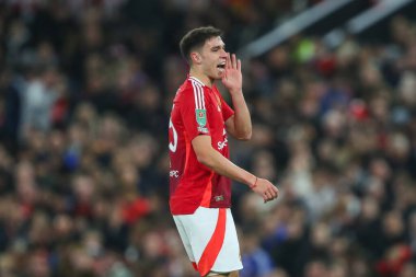 Manchester United 'dan Manuel Ugarte, 30 Ekim 2024 tarihinde Manchester United ve Leicester City maçında takımına talimat verdi.