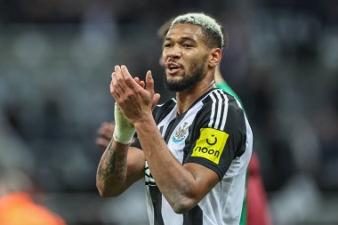Newcastle United takımından Joelinton, Carabao Kupası 'nda oynanan maçtan sonra taraftarları alkışlıyor. Son 16 maç Newcastle United' ın Chelsea 'ye karşı St. James' s Park, Newcastle, İngiltere, 30 Ekim 2024