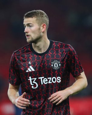 Manchester United 'dan Matthijs de Ligt, Carabao Kupası' nın öncesinde oynanan maç öncesi ısınma maçında Manchester United - Leicester City maçı, Old Trafford, Manchester, İngiltere, 30 Ekim 2024