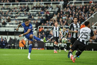 Newcastle United takımından Lloyd Kelly, Carabao Kupası 'nda Chelsea' den Christopher Nkunku 'nun attığı şutu blokluyor. Son 16 maç, Newcastle United Chelsea' ye karşı St. James 's Park, Newcastle, İngiltere, 30 Ekim 2024