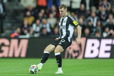 Newcastle United takımından Emil Krafth, 30 Ekim 2024 'te St.James' s Park, Newcastle 'da oynanan Carabao Kupası son 16 maçında topu geçiyor.