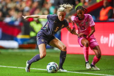 İngiltere 'den Leah Williamson, Coventry Building Society Arena, Coventry, Birleşik Krallık, 29 Ekim 2024' te oynanan Uluslararası Kadınlar-Güney Afrikalı Kadınlar karşılaşmasında Güney Afrikalı Linda Motlhalo ile top için mücadele ediyor.