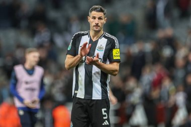 Newcastle United takımından Fabian Schr, Carabao Kupası 'nda oynanan maçtan sonra taraftarları alkışlıyor. Son 16 maç Newcastle United' ın Chelsea 'ye karşı St. James' s Park, Newcastle, İngiltere, 30 Ekim 2024