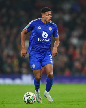 Leicester City 'den James Justin, 30 Ekim 2024' te Old Trafford, Manchester, İngiltere 'de oynanan son 16 maç olan Manchester United ve Leicester City maçında topa vuruyor.