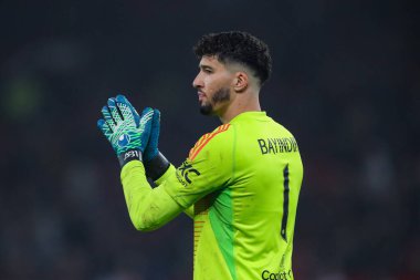 Manchester United takımından Altay Bayndr, 30 Ekim 2024 tarihinde Manchester United ile Leicester City maçında Carabao Kupası taraftarlarını alkışlıyor.