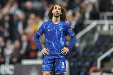 Carabao Kupası 'nda oynanan maçtan sonra üzülen Chelsea' li Marc Cucurella Son 16 maç Newcastle United ile St. James 's Park, Newcastle, İngiltere, 30 Ekim 2024