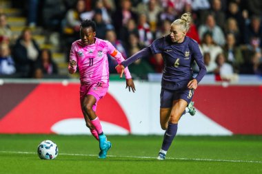 Güney Afrikalı Chrestinah Kgatlana, Coventry Building Society Arena, Coventry, Birleşik Krallık, 29 Ekim 2024 'te İngiltere Bayanlar Uluslararası Dostluk karşılaşmasında İngiliz Alex Greenwood' dan baskı görüyor.