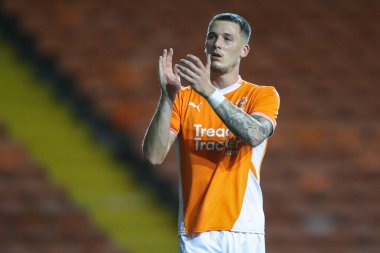 Blackpool 'dan Oliver Casey, 28 Ekim 2024' te Bloomfield Road, Blackpool 'da oynanan Blackpool vs Wigan Athletic maçından sonra ev sahibi taraftarları alkışlıyor.