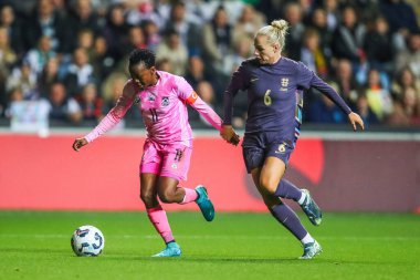 Güney Afrikalı Chrestinah Kgatlana, Coventry Building Society Arena, Coventry, Birleşik Krallık, 29 Ekim 2024 'te İngiltere Bayanlar Uluslararası Dostluk karşılaşmasında İngiliz Alex Greenwood' dan baskı görüyor.