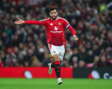 Manchester United takımından Bruno Fernandes, 30 Ekim 2024 'te Old Trafford, Manchester' da oynanan son 16 maç olan Manchester United - Leicester City maçında takım talimatlarını veriyor.