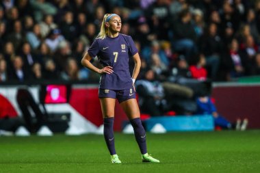 İngiltere 'den Chloe Kelly, Coventry Building Society Arena, Coventry, Birleşik Krallık, 29 Ekim 2024' te oynanan Uluslararası Kadınlar Uluslararası Dostluk karşılaşmasına bakıyor.