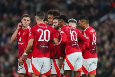 Manchester United takımından Bruno Fernandes, 30 Ekim 2024 tarihinde Old Trafford, Manchester, İngiltere 'de oynanan Carabao Kupası son 16 maçında 3-1' lik galibiyetini kutluyor.