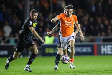 Blackpool takımından Kyle Joseph, 28 Ekim 2024 'te Bloomfield Road, Blackpool' da oynanan Blackpool-Wigan maçında topu aldı.