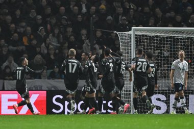 Arsenal 'den Gabriel Jesus, 30 Ekim 2024' te Deepdale, Preston, İngiltere 'de oynanan Carabao Kupası son 16 maçında 0-1 Arsenal' e girme hedefini kutluyor.