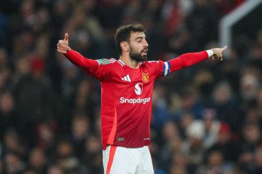 Manchester United takımından Bruno Fernandes, 30 Ekim 2024 'te Old Trafford, Manchester' da oynanan son 16 maç olan Manchester United - Leicester City maçında takım talimatlarını veriyor.