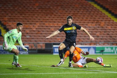 Blackpool 'dan Ashley Fletcher, Wigan Athletic' ten Will Aimson 'ın 28 Ekim 2024' te Bloomfield Road, Blackpool 'da oynanan Blackpool vs Wigan Athletic maçında verdiği hiçbir şey ile sahaya sürüldü.
