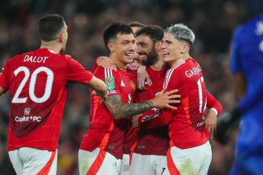Manchester United takımından Bruno Fernandes, 30 Ekim 2024 tarihinde Old Trafford, Manchester, İngiltere 'de oynanan Carabao Kupası son 16 maçında 3-1' lik galibiyetini kutluyor.