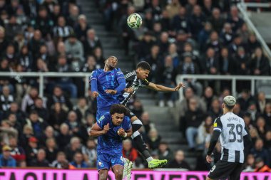 Chelsea 'den Tosin Adarabioyo ve Newcastle United' dan William Osula Carabao Kupası 'nda son 16 maç Newcastle United Chelsea' ye karşı St. James 's Park, Newcastle, İngiltere' de 30 Ekim 2024 'de oynanan karşılaşma sırasında top için savaştılar.