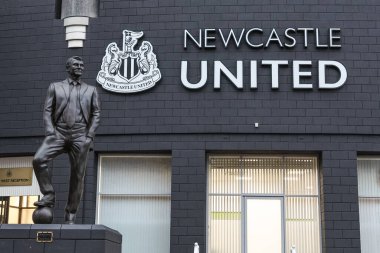 Sir Bobby Robson, Carabao Kupası 'nda St.James Parkı' nda son 16 maçta Newcastle United Chelsea 'ye karşı St. James' s Park, Newcastle, İngiltere, 30 Ekim 2024