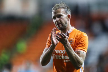 Blackpool 'dan Jordan Rhodes, 28 Ekim 2024' te Bloomfield Road, Blackpool 'da oynanan Blackpool vs Wigan Athletic maçının ardından ev sahibi taraftarları alkışlıyor.