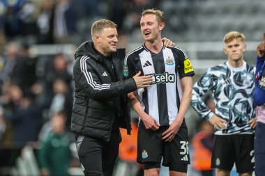 Newcastle United takımının teknik direktörü Eddie Howe, Newcastle United 'ın 30 Ekim 2024' te St. James 's Park, Newcastle, İngiltere' de oynanan Carabao Kupası son 16 maçında Sean Longstaff ile kazandığı 2-0 'lık galibiyeti kutluyor.