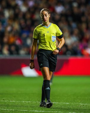 Hakem Maria Sole Ferrieri Caputi, Coventry Building Society Arena, Coventry, Birleşik Krallık, 29 Ekim 2024 'te oynanan Uluslararası Bayanlar-Güney Afrikalı Kadınlar maçında görev başında.