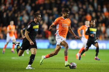 Blackpool takımından Ashley Fletcher, 28 Ekim 2024 'te Bloomfield Road, Blackpool' da oynanan Blackpool vs Wigan Athletic maçında topu aldı.