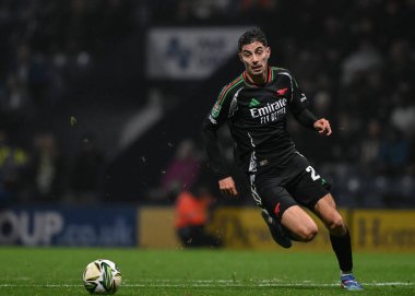 Arsenal 'den Kai Havertz, Carabao Kupası' nda topu takip ediyor. Son 16 maç Preston North End ile Deepdale, Preston, Birleşik Krallık 'ta, 30 Ekim 2024