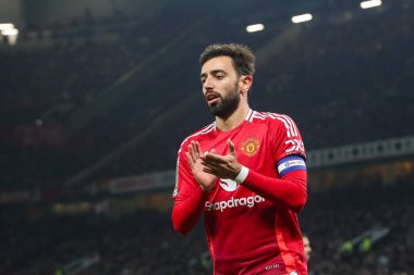 Manchester United takımından Bruno Fernandes, 30 Ekim 2024 tarihinde Manchester United ile Leicester City maçında taraftarları alkışlıyor.